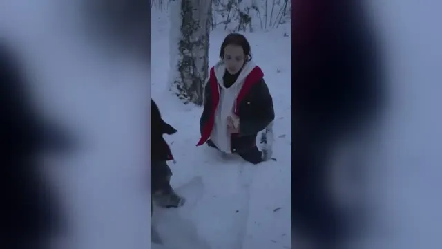 Die Pfandleiherin wurde auf die Knie gezwungen und in den Mund gefickt