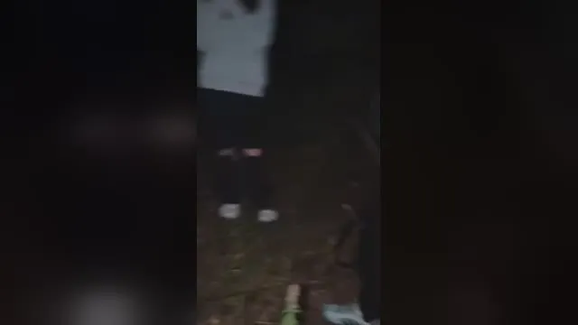 Ein russischer Pfandleiher, der Waren aus der Drogerie gestohlen hatte, wurde in einem dunklen Wald gefickt